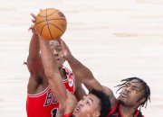 开云体育官网-猛龙主场击败公牛，继续领跑东部