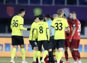 开云体育app-爆发激烈争执，裁判紧急干预平息场面