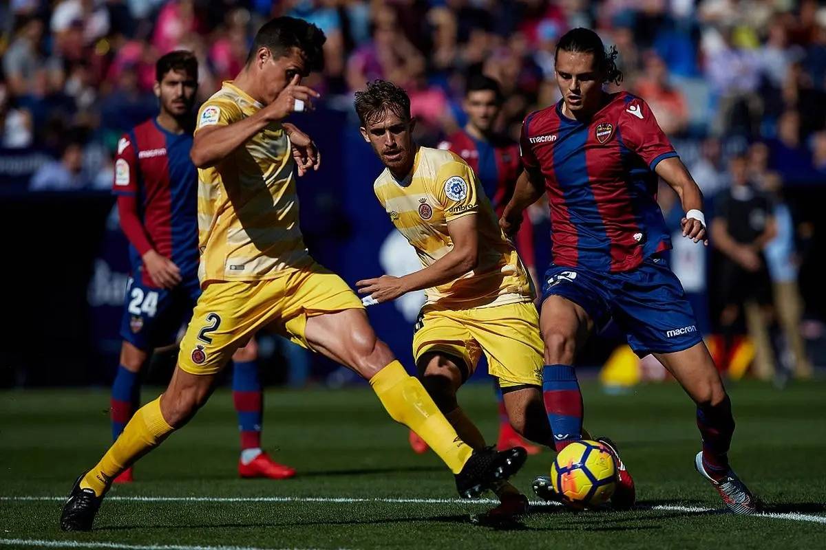 巴恩斯利足球俱乐部庆祝百年华诞的简单介绍 巴恩斯利足球俱乐部庆祝百年华诞的简单介绍