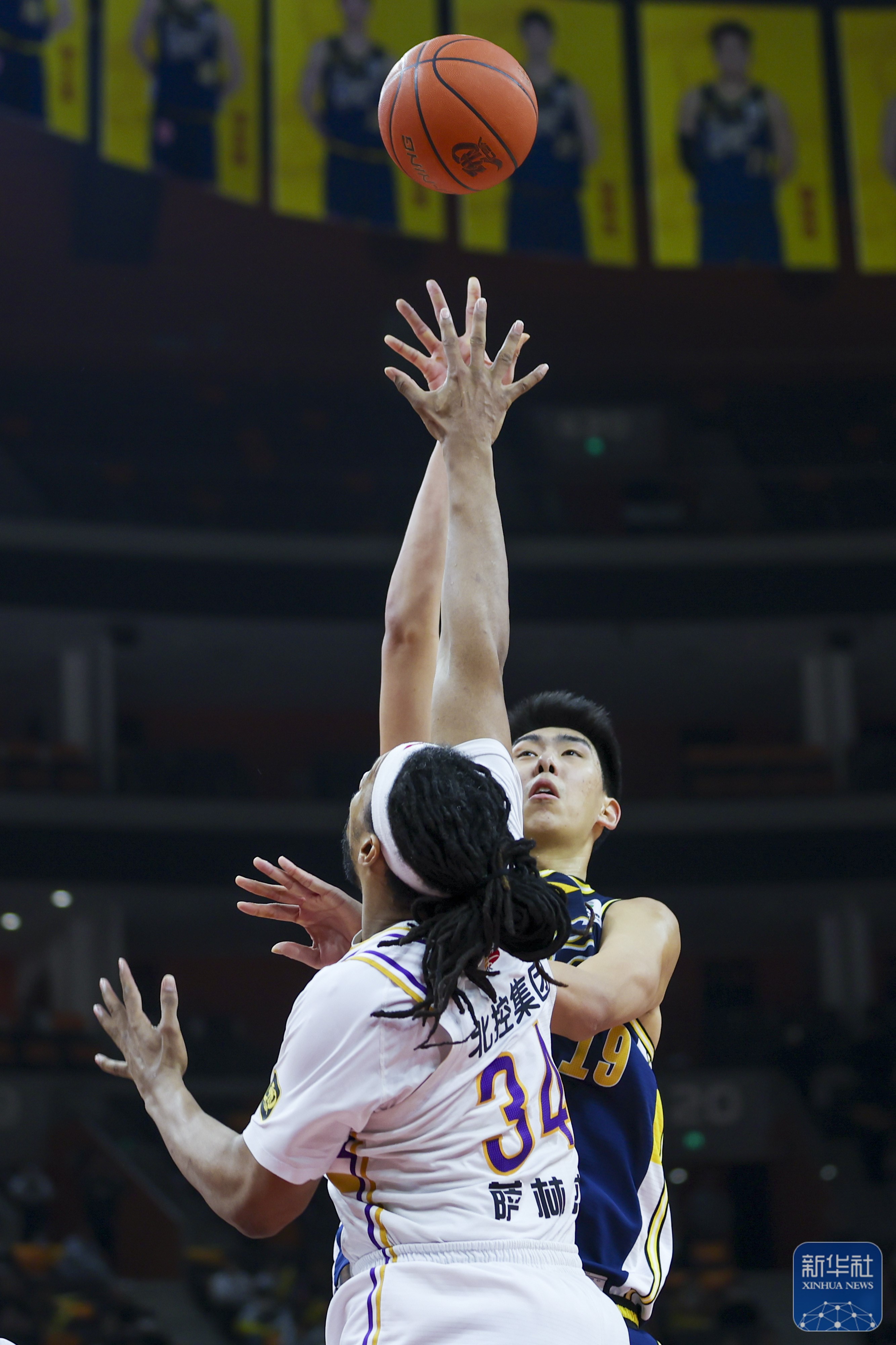 球队在比赛中面临困境,最终逆袭取得胜利 球队在比赛中面临困境,最终逆袭取得胜利