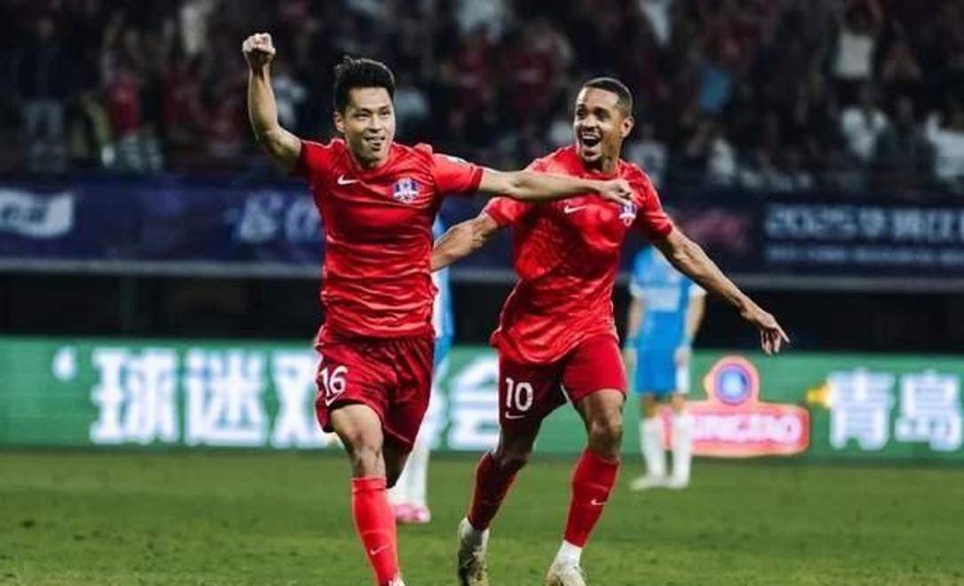 赛场上球员表现出色,展现才华和团队配合 赛场上球员表现出色,展现才华和团队配合