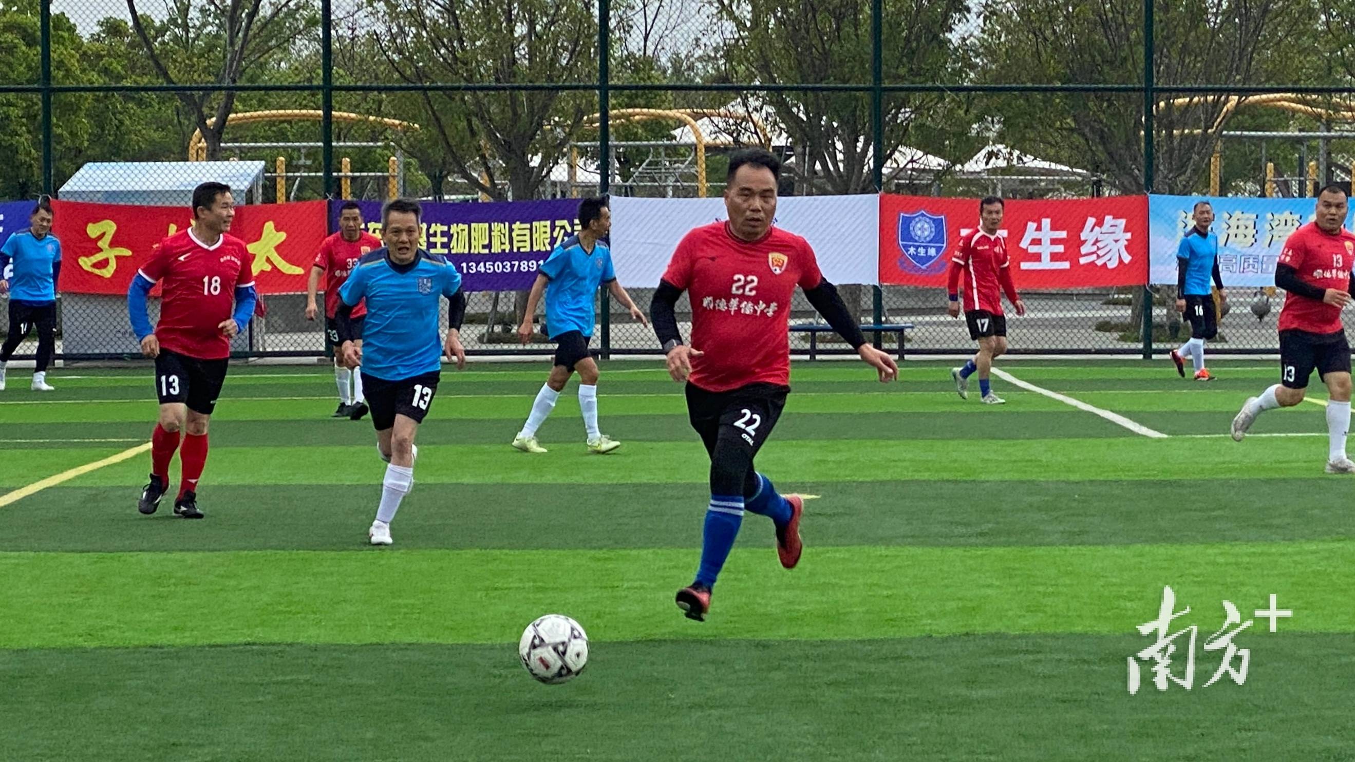 精彩足球赛事上演,顶尖球队对决,场面火爆万丈的简单介绍 精彩足球赛事上演,顶尖球队对决,场面火爆万丈的简单介绍