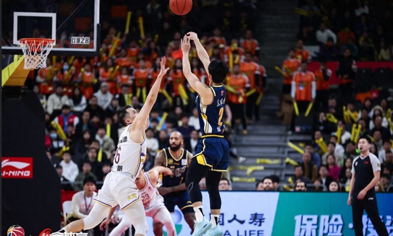 关于篮球联赛战局激烈，竞逐中轰轰烈烈的信息