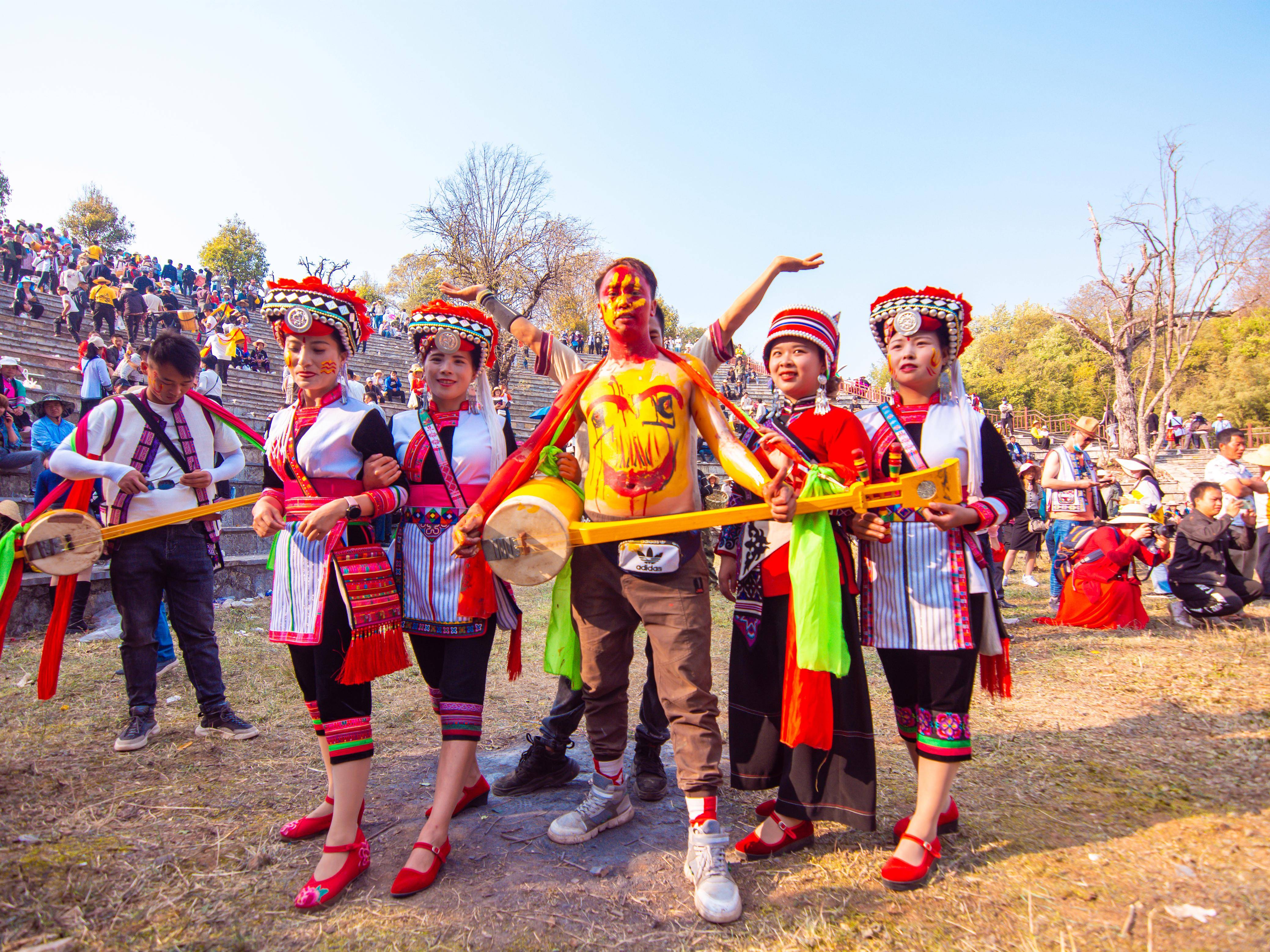 比赛助威声震动全场，球迷狂欢不止的简单介绍