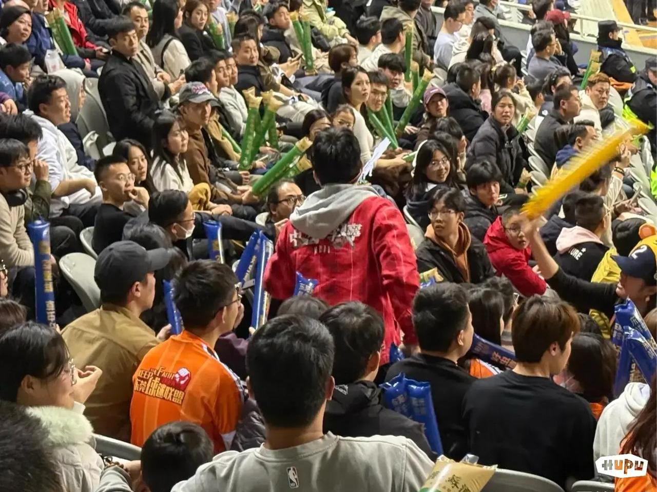 比赛助威声震动全场，球迷狂欢不止的简单介绍