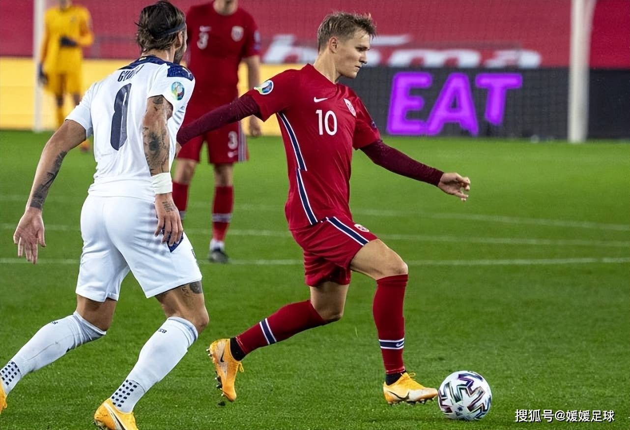 挪威运动员在足球赛事中取得胜利 挪威运动员在足球赛事中取得胜利