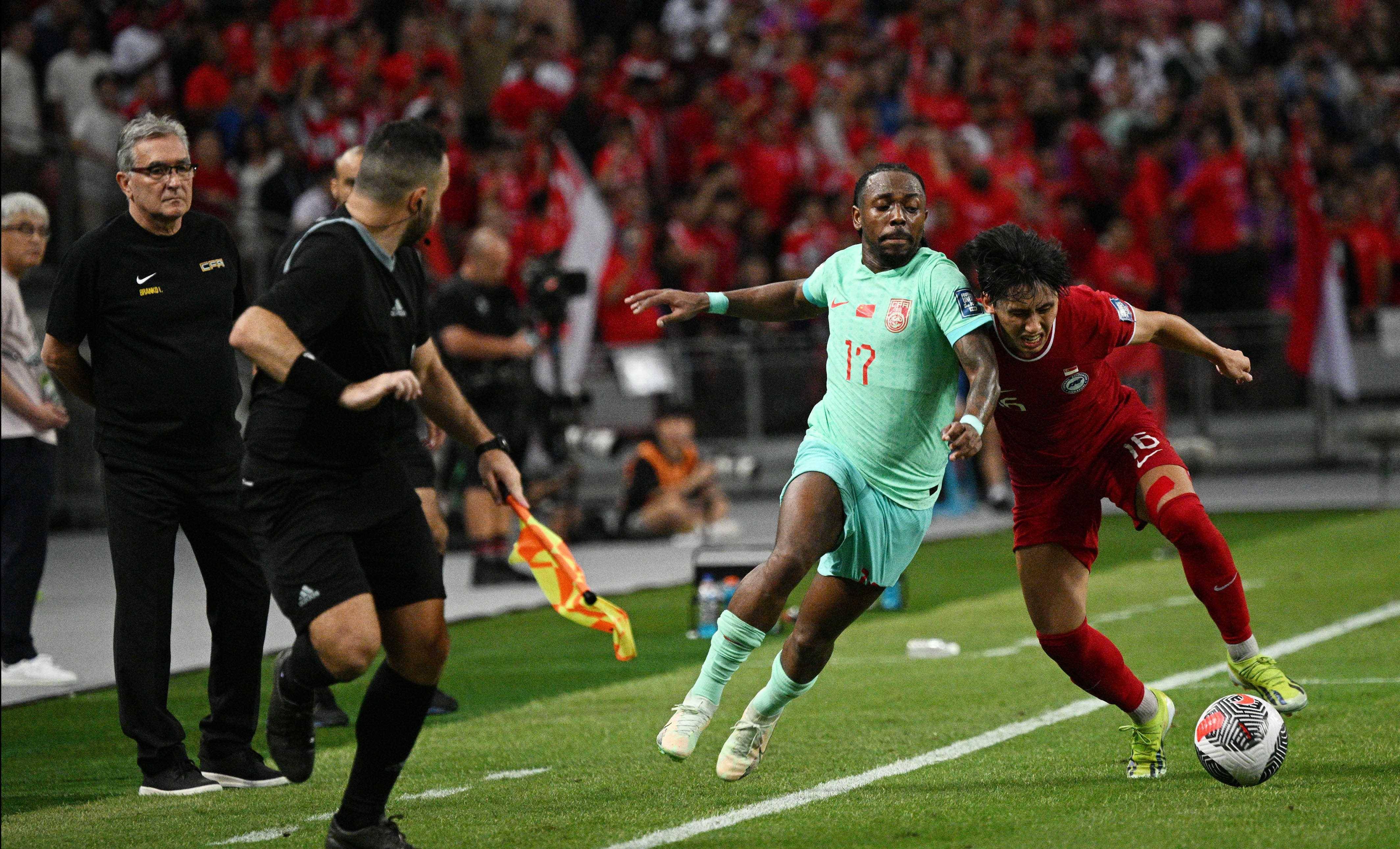 包含国内足球赛事再度热烈展开，场面激烈的词条