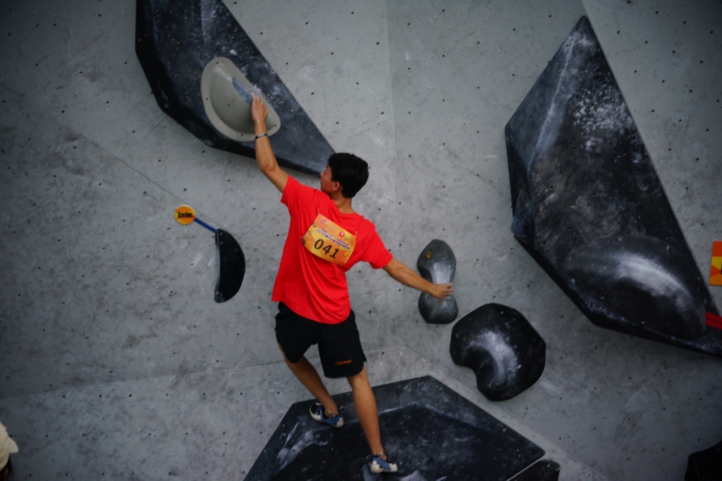 飞檐走壁,比赛两队过招门儿清利索,球员高楼枕地 飞檐走壁,比赛两队过招门儿清利索,球员高楼枕地