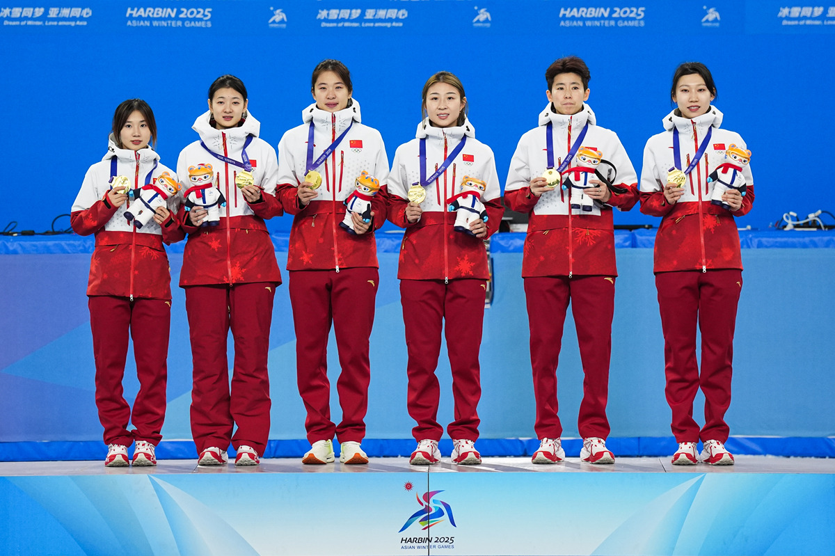 包含女队全力以赴，斗志高昂赢得胜利的词条