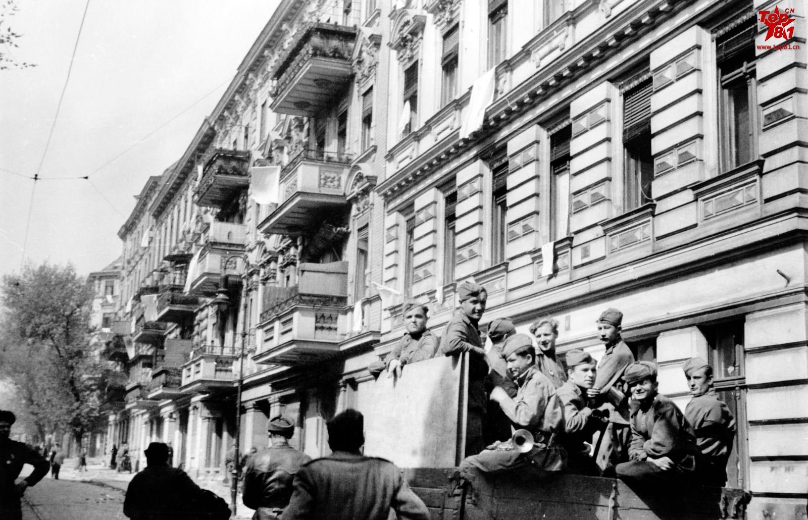 包含斗志昂扬！汉堡勇夺胜利，取得关键三分的词条