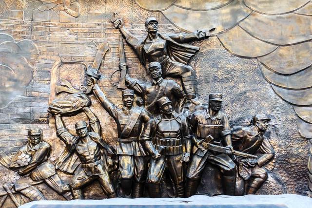 包含斗志昂扬！汉堡勇夺胜利，取得关键三分的词条