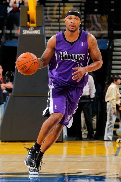 关于小牛年轻后卫有进步，展现出潜力赢得认可的信息