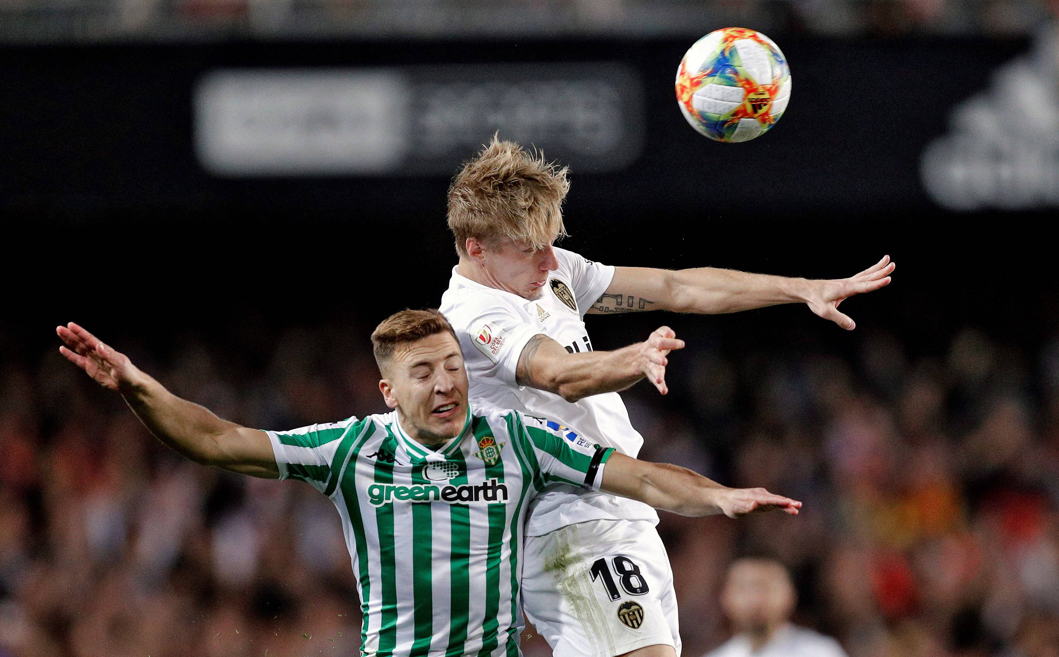 足球比赛中球员们的精彩表现,令人震惊又喜悦 足球比赛中球员们的精彩表现,令人震惊又喜悦