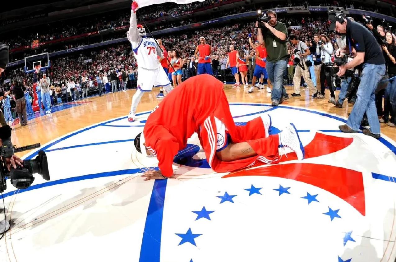 运动员在球场上全情投入,求胜欲望强烈 运动员在球场上全情投入,求胜欲望强烈