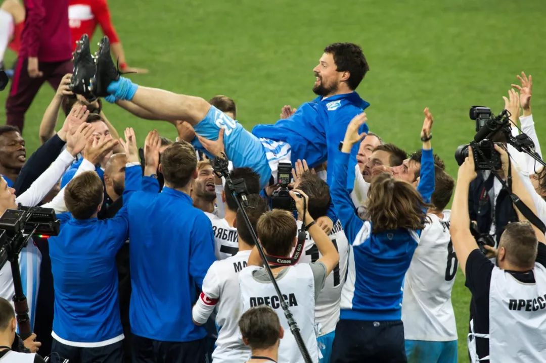 包含热血足球场上的悬念不断升级的词条