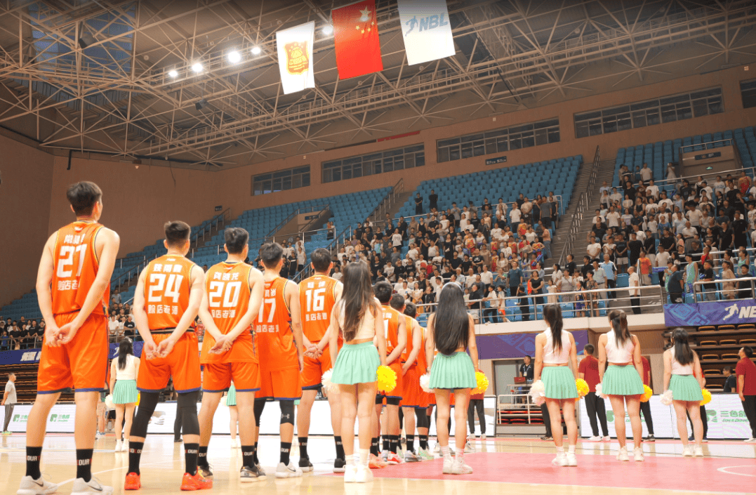 球迷热情加油，球队全力以赴备战