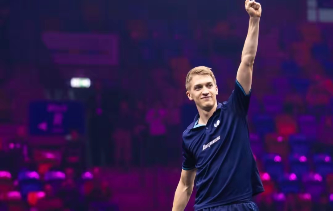 瑞典队选手飒爽出场,引爆热情 瑞典队选手飒爽出场,引爆热情