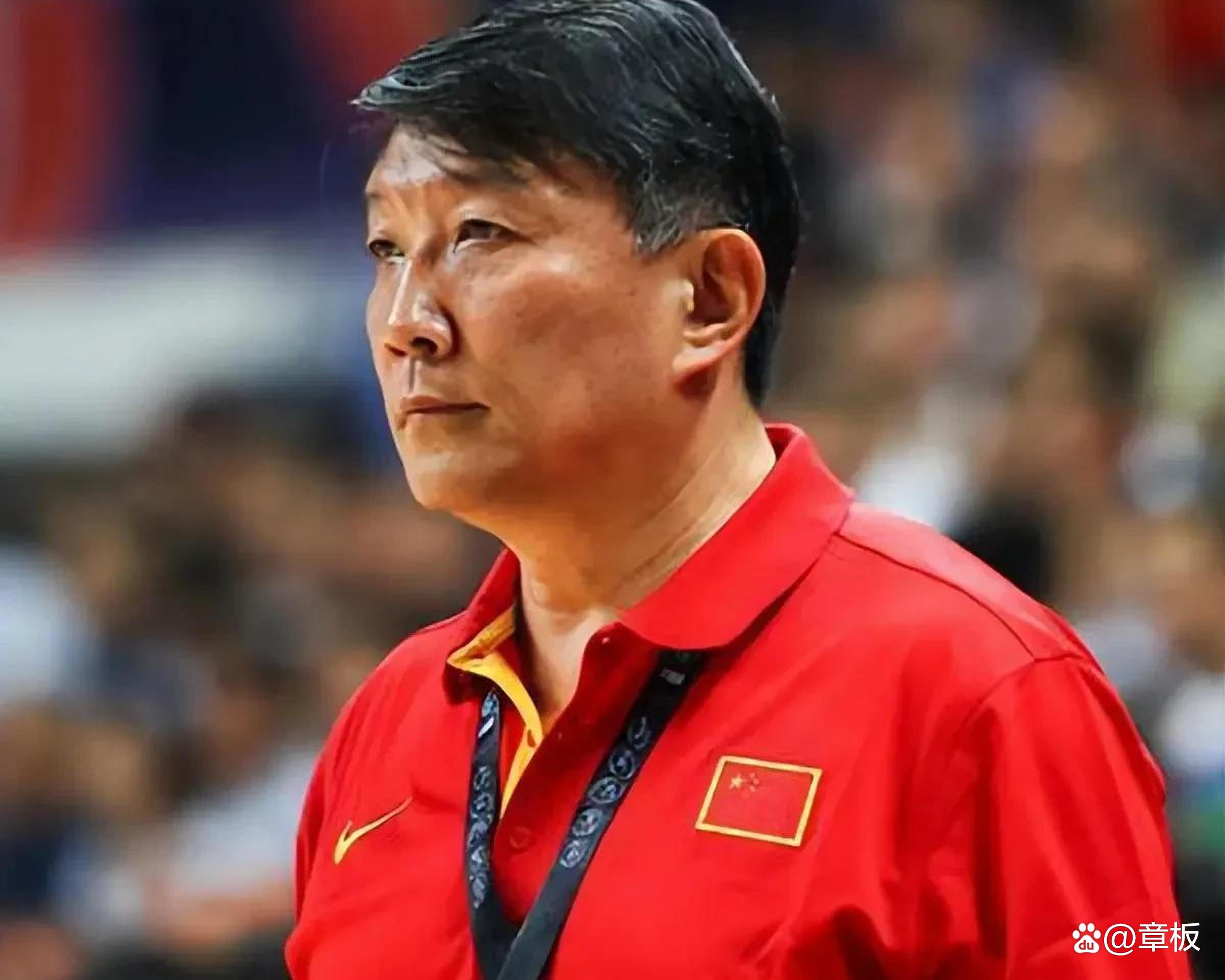 球队战术面对考验，主教练调整打法引领球员取得胜利