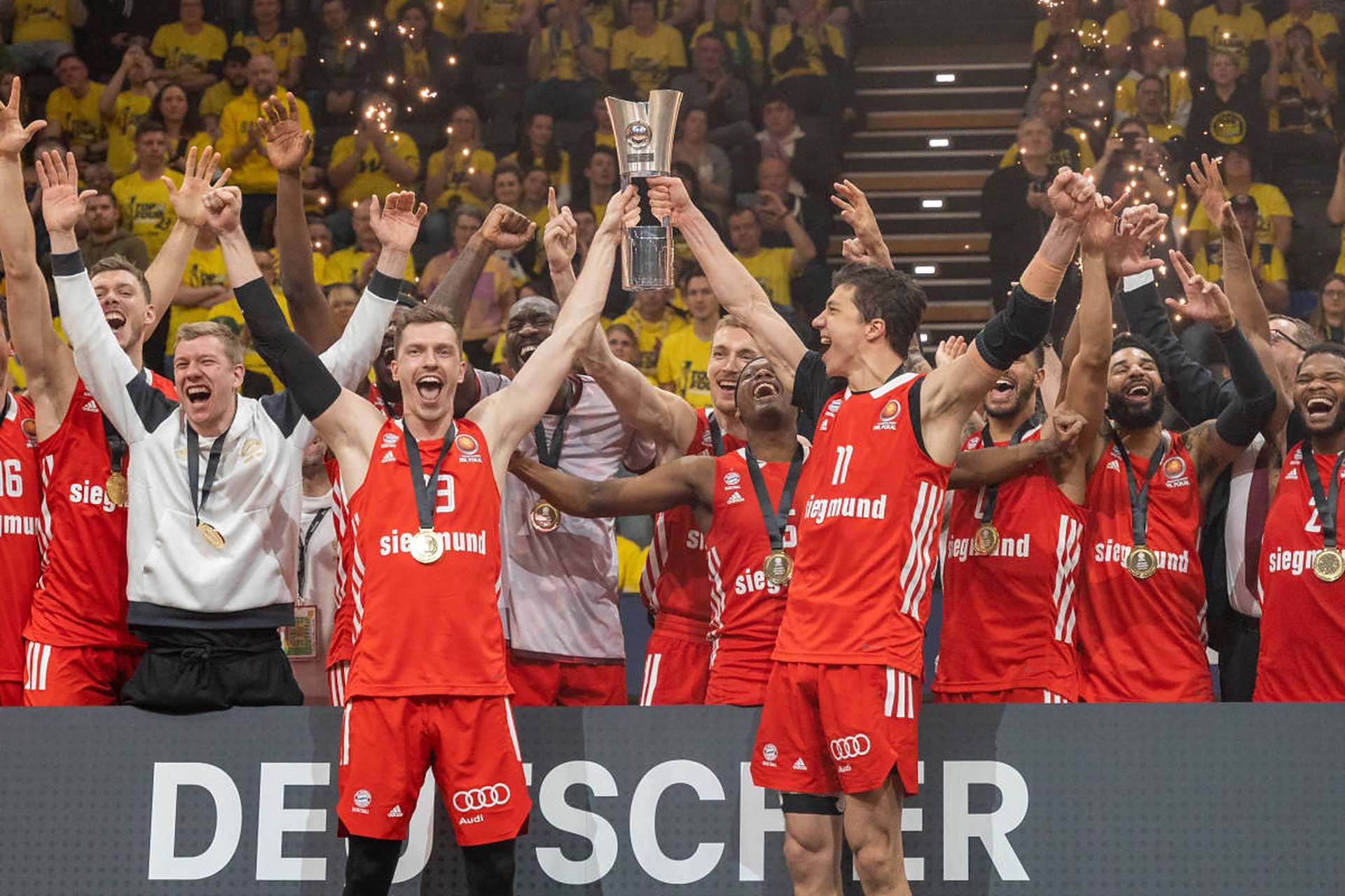 斯图加特遭遇主场失利,保级形势不妙的简单介绍 斯图加特遭遇主场失利,保级形势不妙的简单介绍