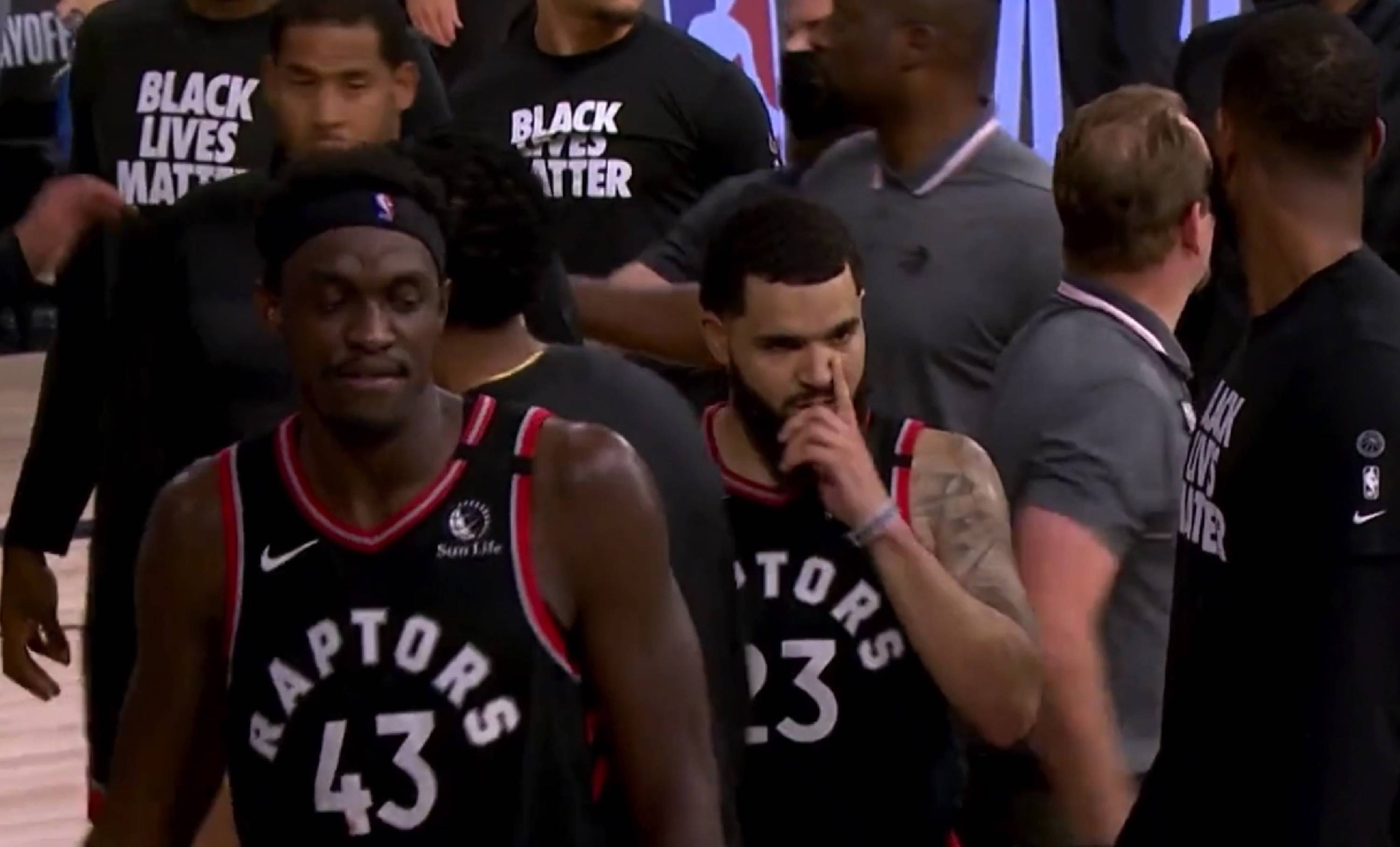 爆发激烈争执,裁判紧急干预平息场面 爆发激烈争执,裁判紧急干预平息场面