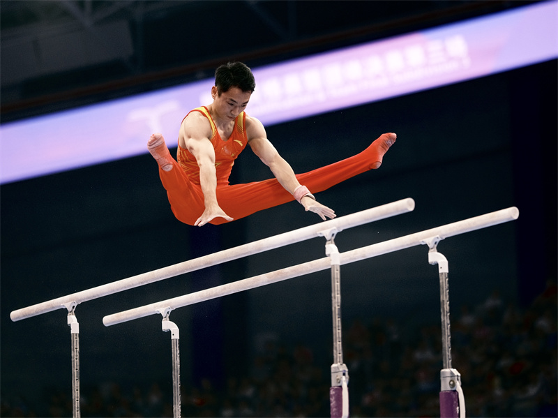 体操男子团体全能决赛:中国队勇夺亚军 体操男子团体全能决赛:中国队勇夺亚军
