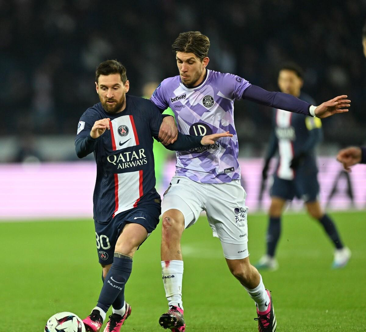 格罗宁根客场击败巴黎,豪取三分的简单介绍 格罗宁根客场击败巴黎,豪取三分的简单介绍