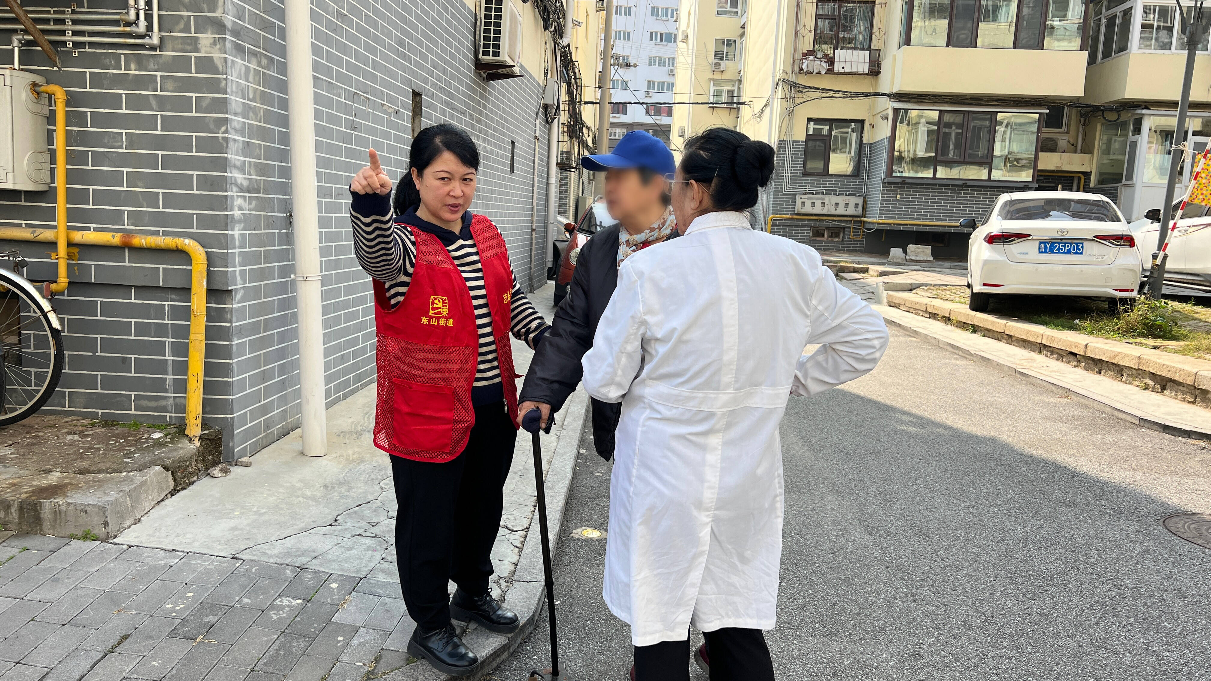 英格兰前锋哈里-史密斯进行社区义工为老人提供帮助 英格兰前锋哈里-史密斯进行社区义工为老人提供帮助