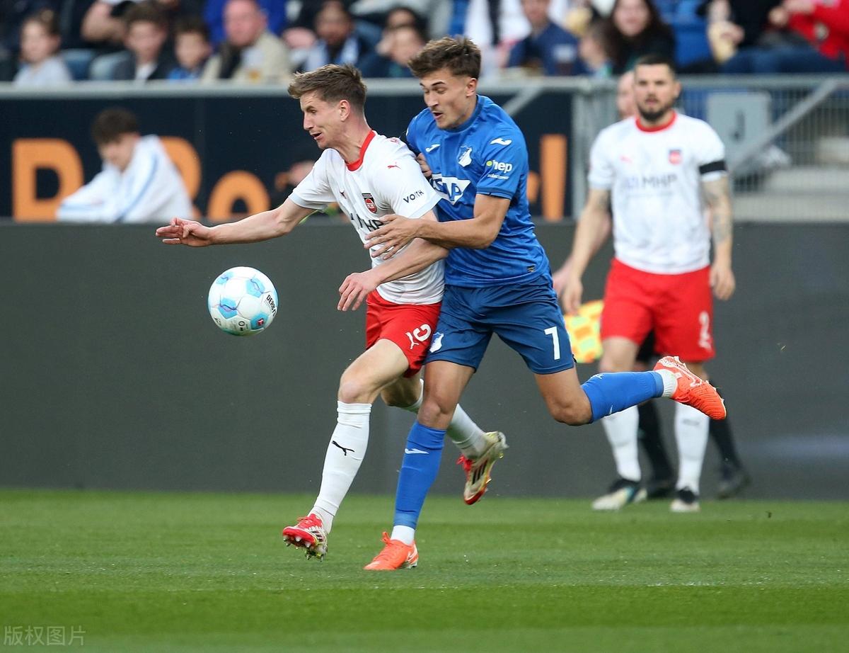 包含意外在霍芬海姆主场获得胜利的词条