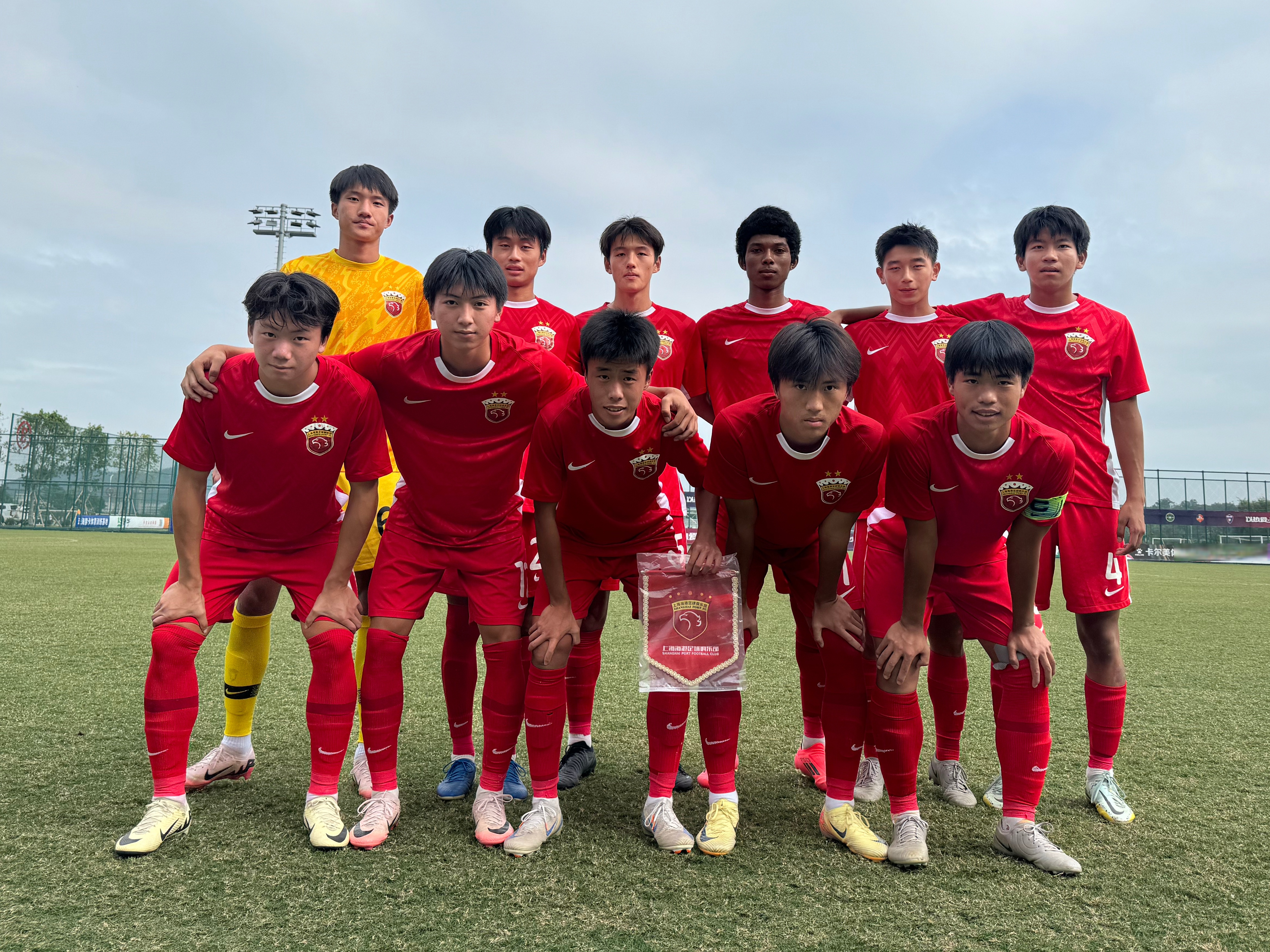 各地球队齐聚比赛场地,为荣誉争斗 各地球队齐聚比赛场地,为荣誉争斗