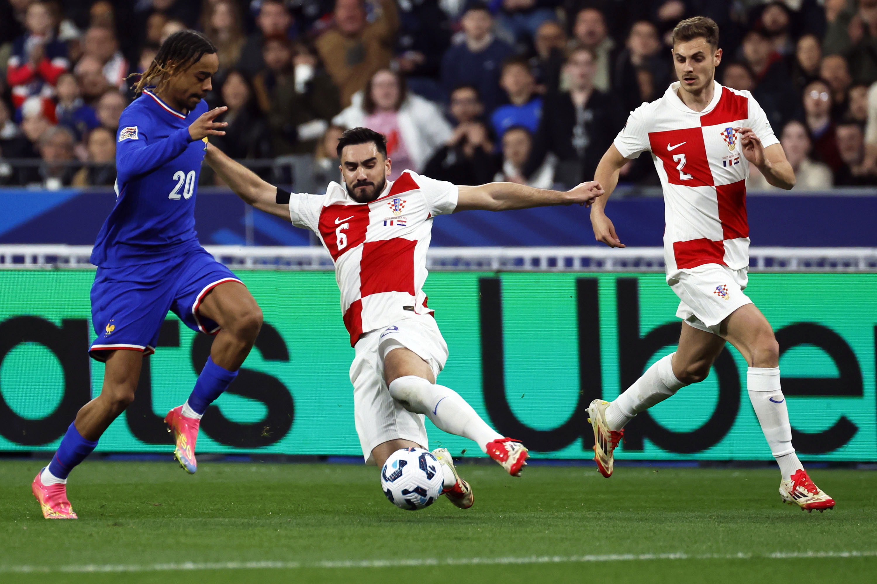 燃情对决:欧国联半决赛火爆展开 燃情对决:欧国联半决赛火爆展开