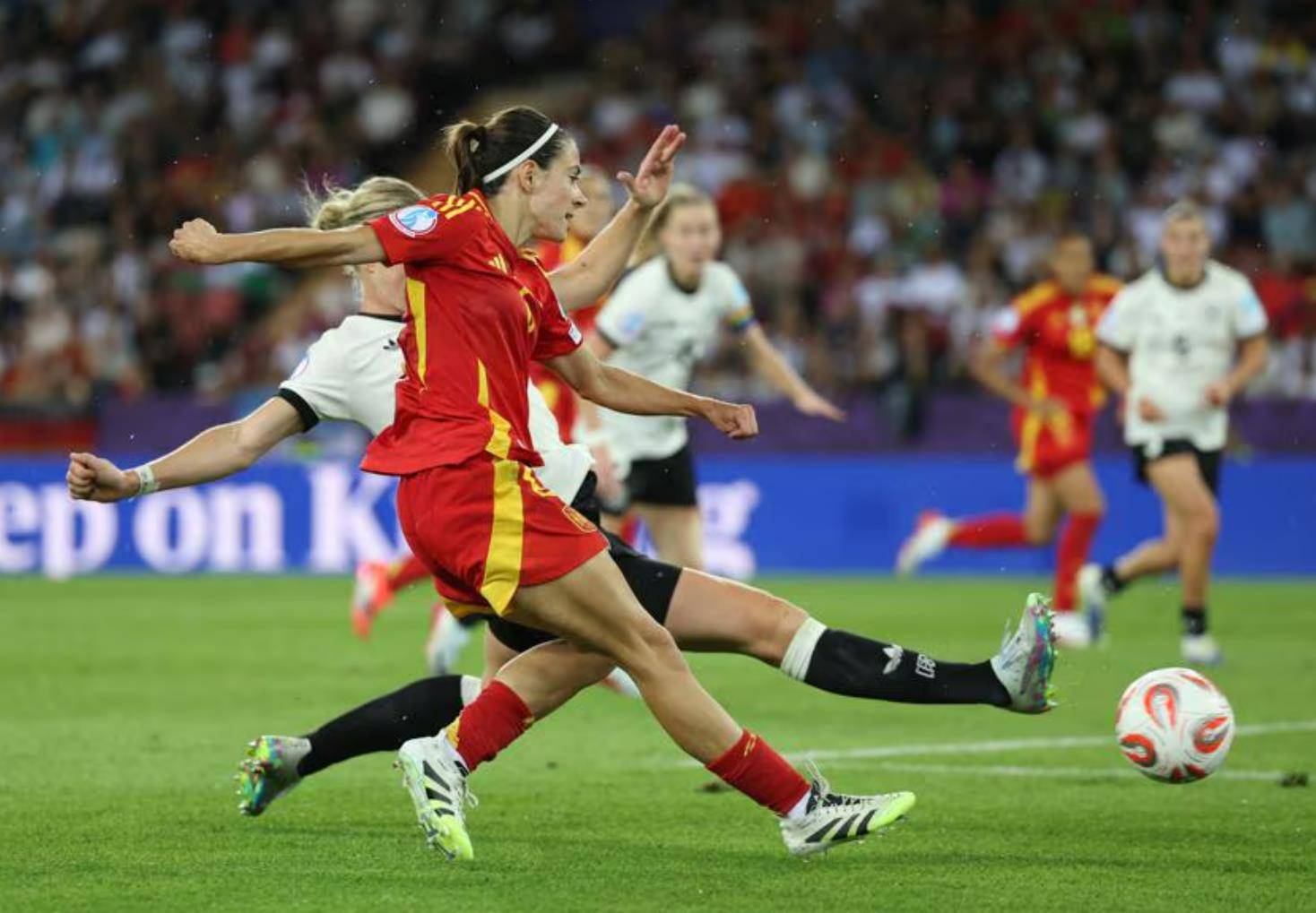 全力以赴!女足比赛掀起高潮! 全力以赴!女足比赛掀起高潮!