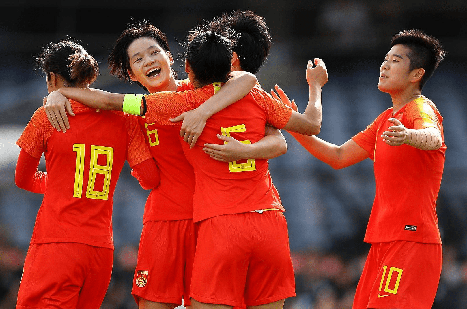 全力以赴!女足比赛掀起高潮! 全力以赴!女足比赛掀起高潮!