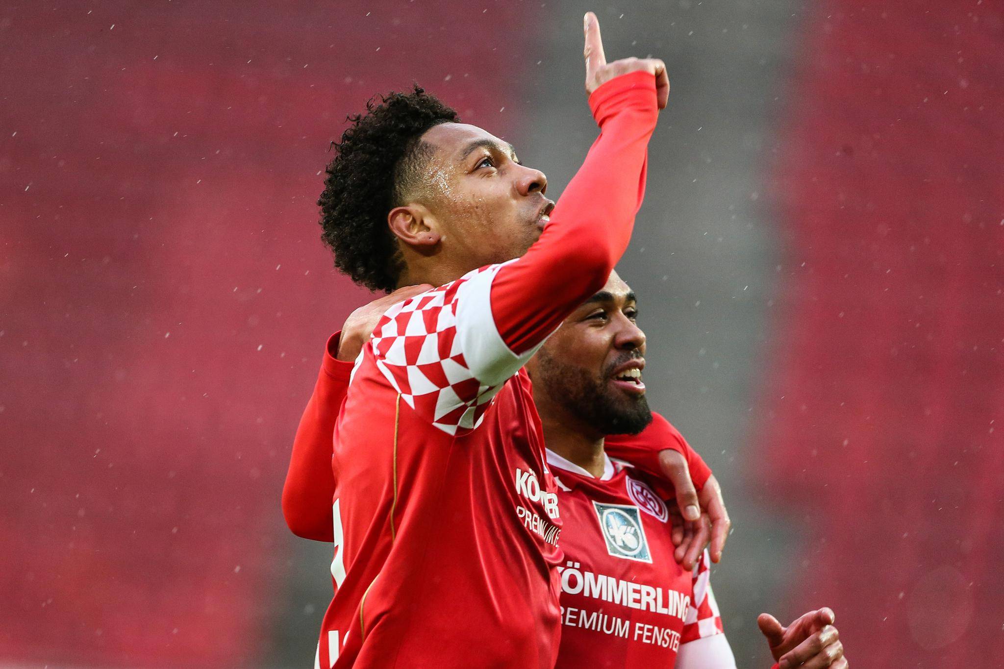 勒沃库森在与美因茨的比赛中扳平比分,互不相让 勒沃库森在与美因茨的比赛中扳平比分,互不相让