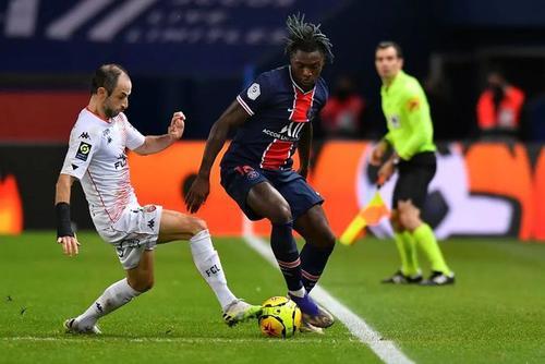 里昂客场战平尼斯，卫冕冠军遭遇阻击