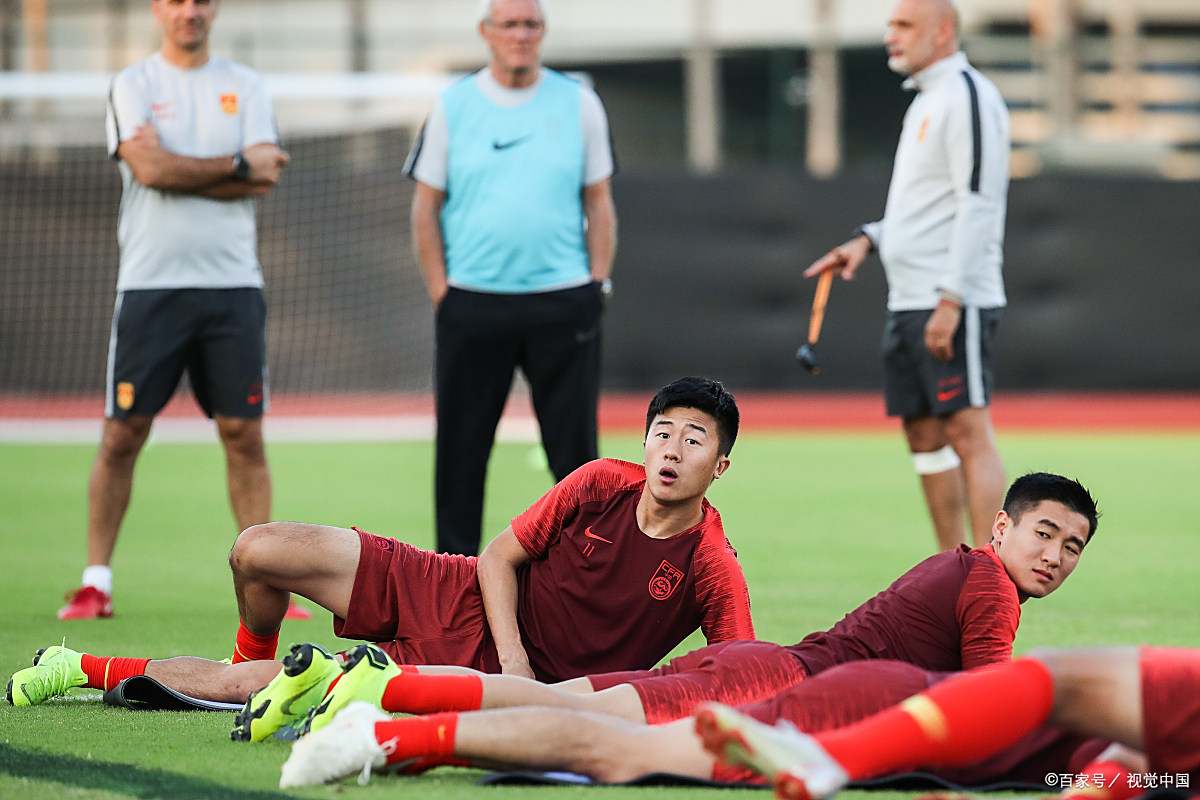 比赛中球队积极拼搏，全力争夺实力胜利