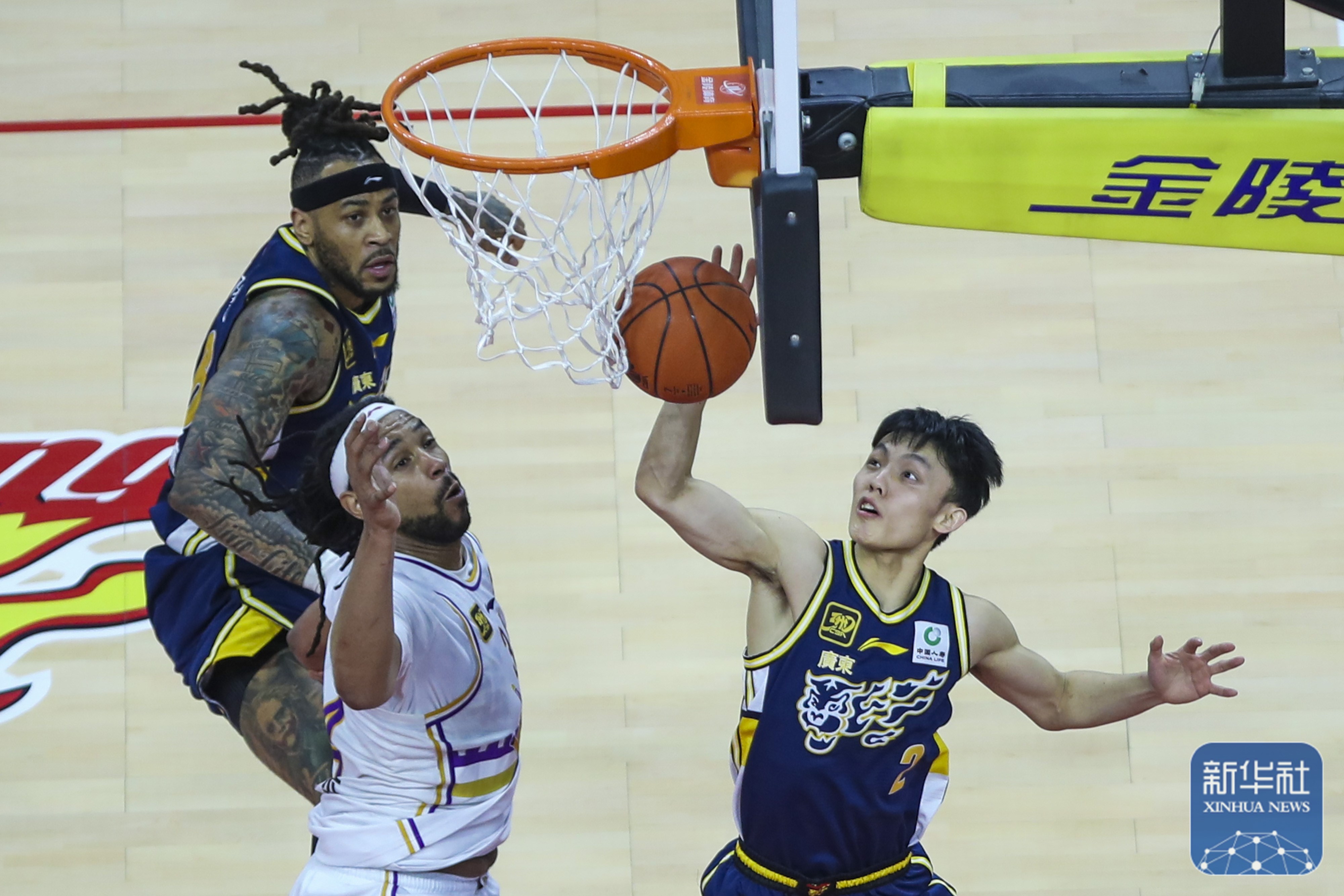 比赛中球队积极拼搏，全力争夺实力胜利