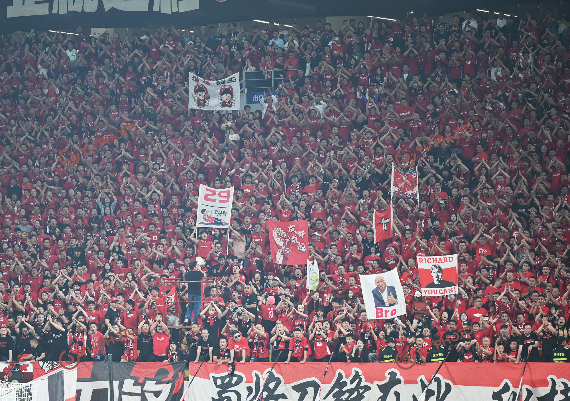 足球赛季催泪花絮曝光，感动无数球迷的简单介绍