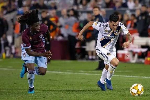 守得云开!球队防守坚固抵御对手进攻 守得云开!球队防守坚固抵御对手进攻