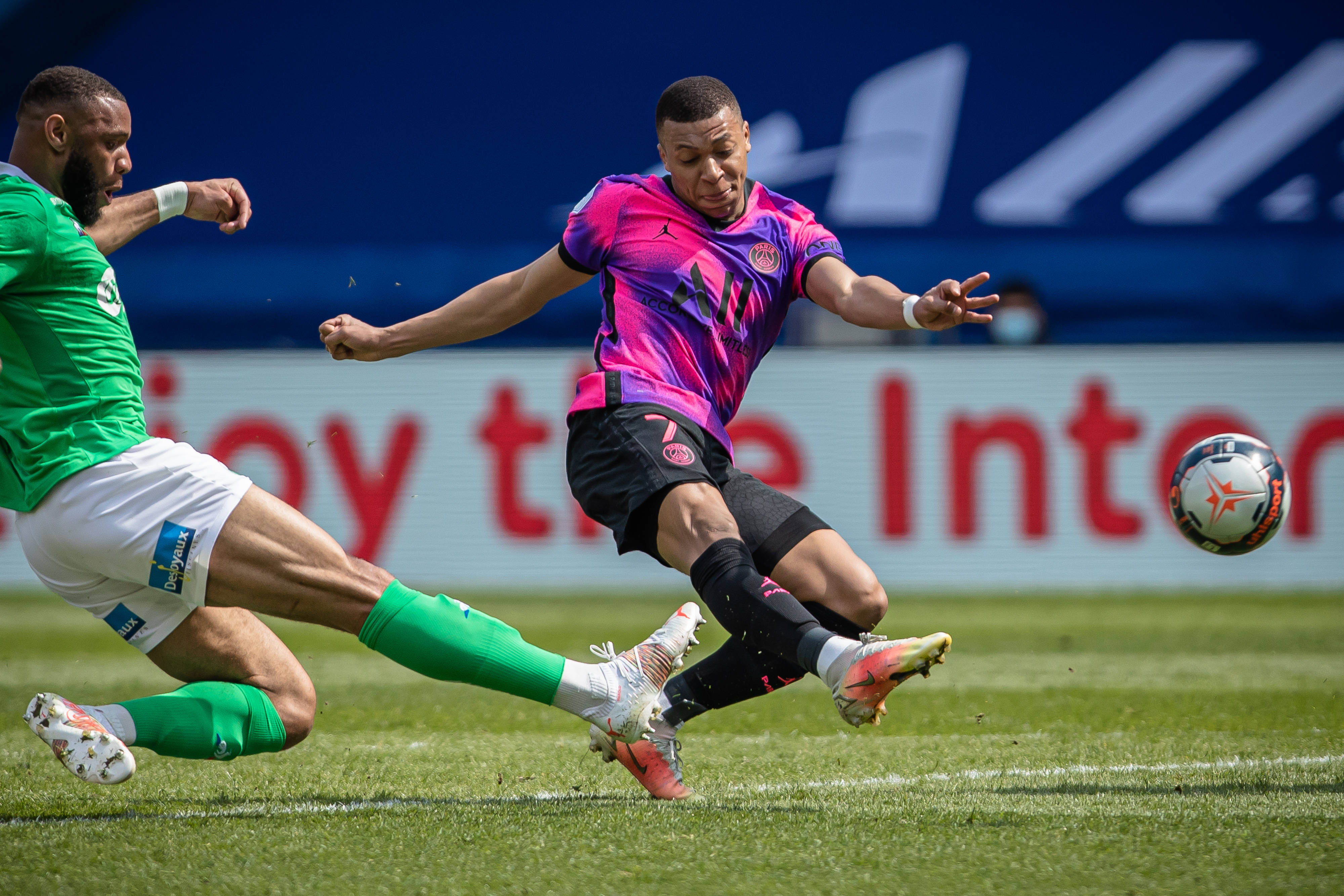 圣埃蒂安队在法国顶级足球联赛中实现胜利