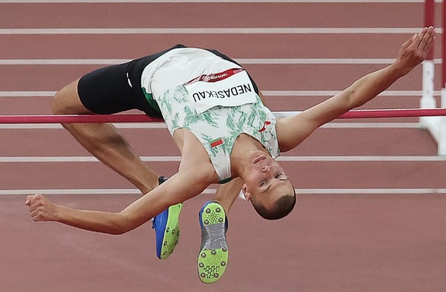 跳高比赛惊险连连!卡塔尔选手高出头! 跳高比赛惊险连连!卡塔尔选手高出头!