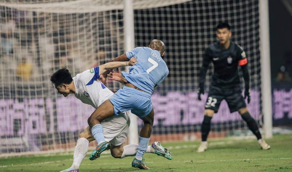 紧张对决!球队战斗力角逐胜负 紧张对决!球队战斗力角逐胜负