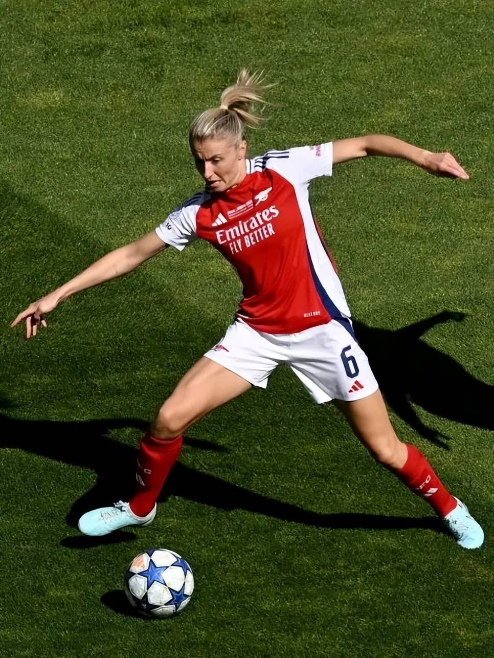 阿森纳突破传统,主教练高举双臂 阿森纳突破传统,主教练高举双臂