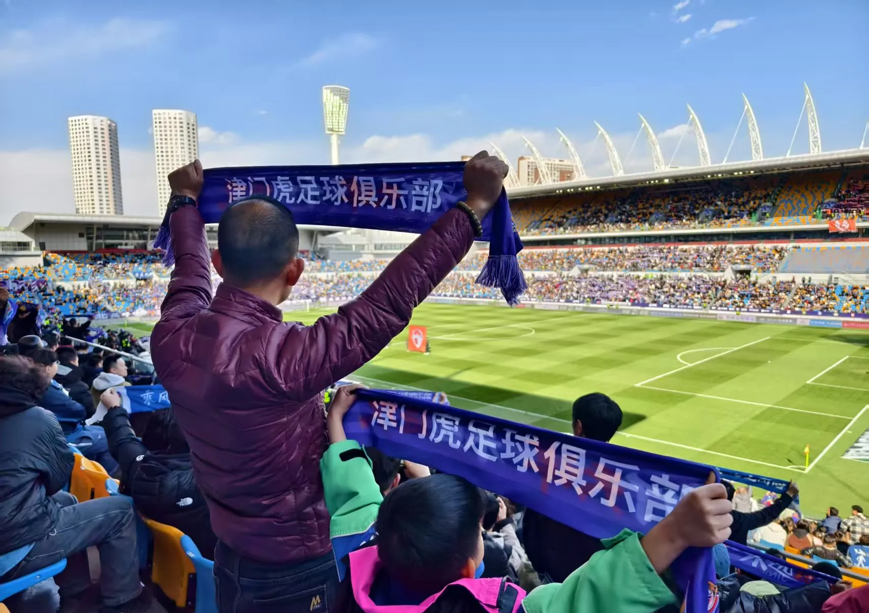 足球比赛惊险连连，双方你追我赶