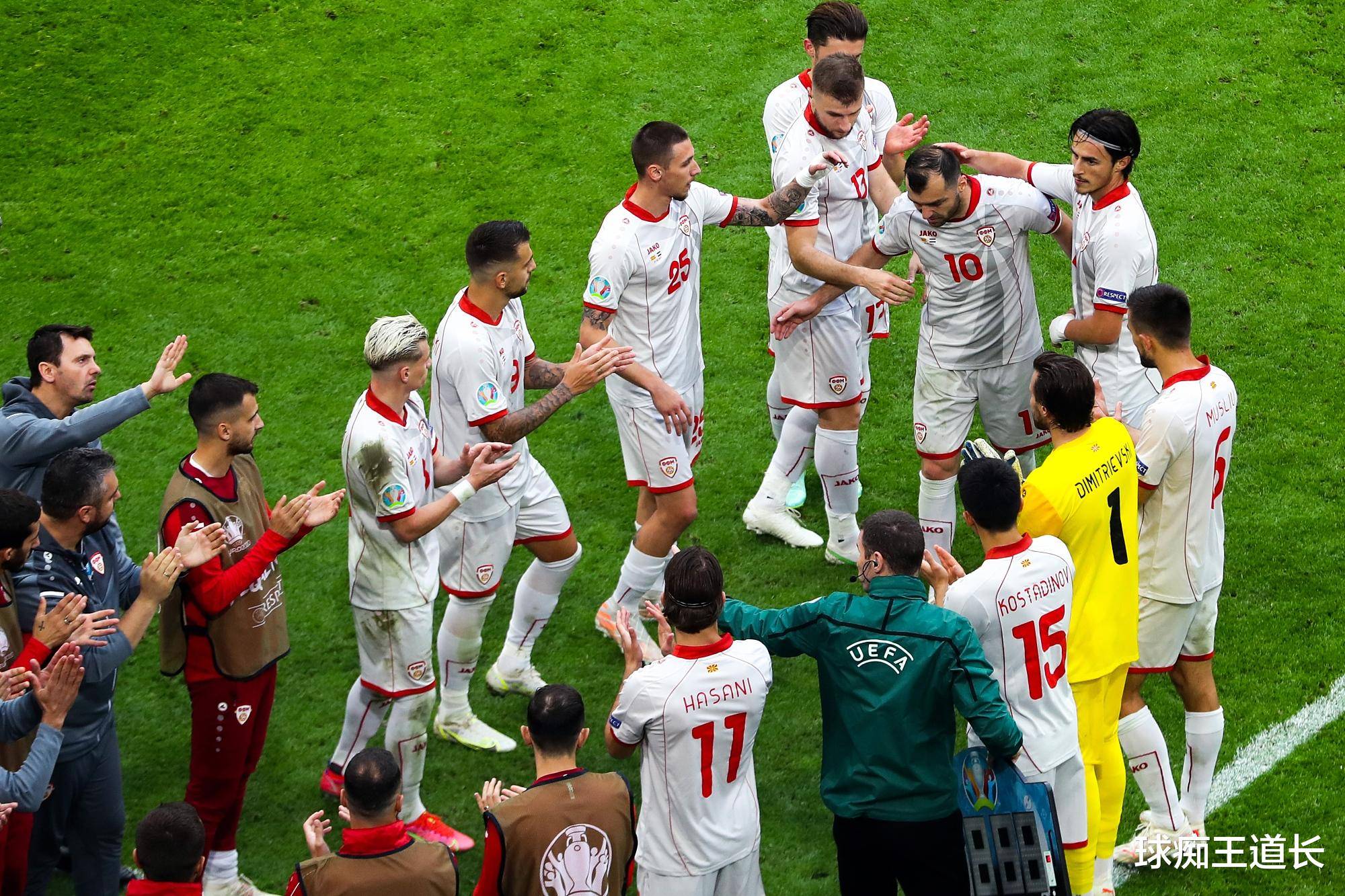 荷兰球员因足球踢飞漂浮球赛事落下悬念 荷兰球员因足球踢飞漂浮球赛事落下悬念