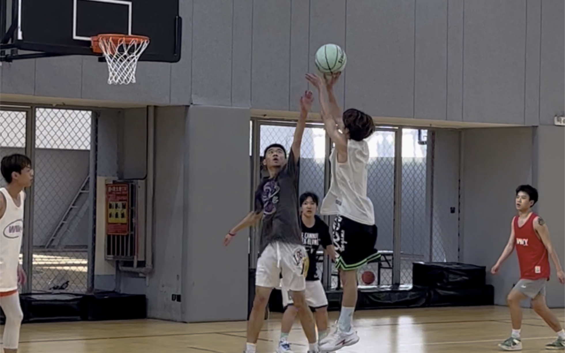 队友间的默契配合，才能在球场上取胜？