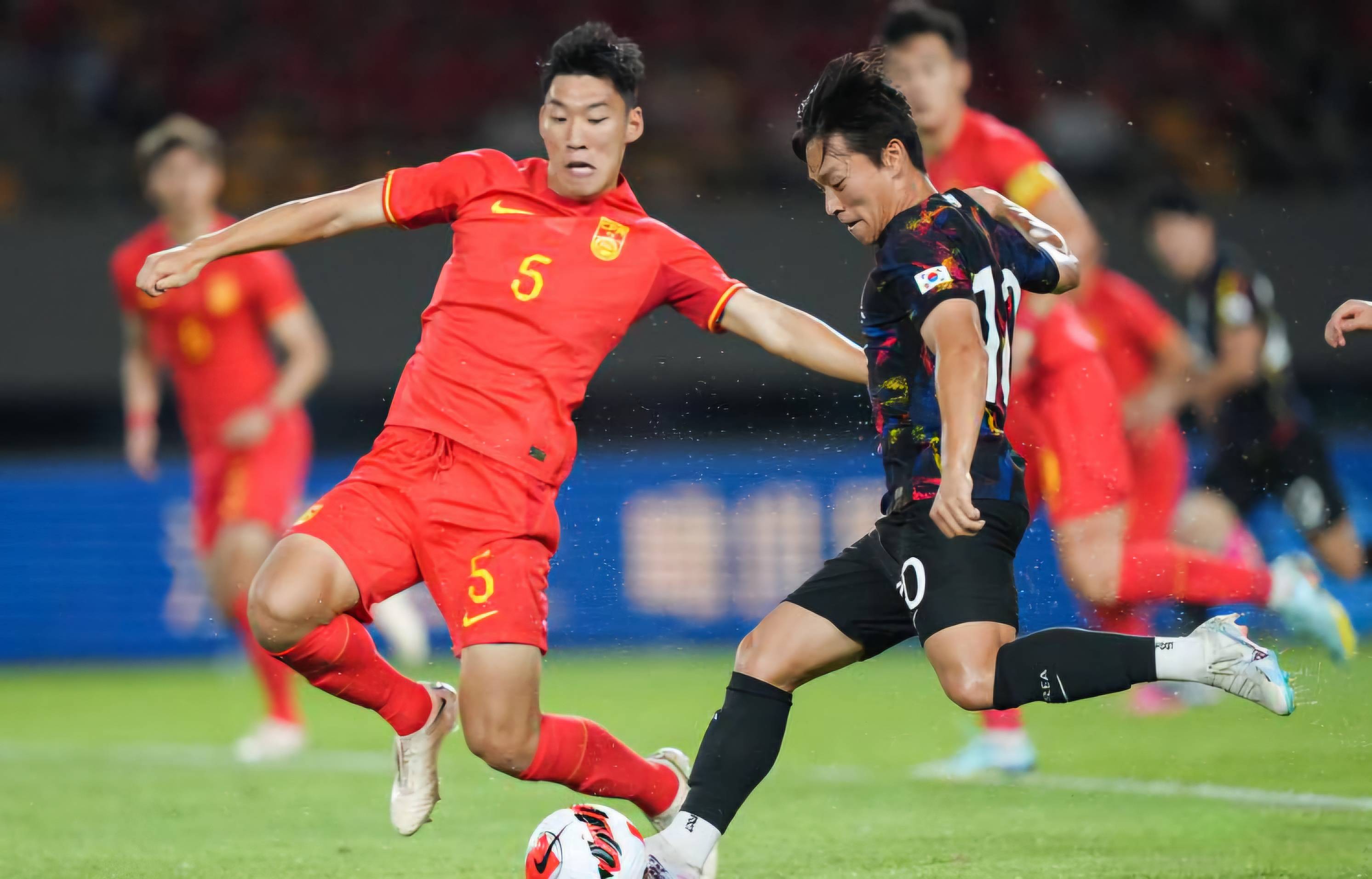 中国足球队再次获得胜利，晋级半决赛