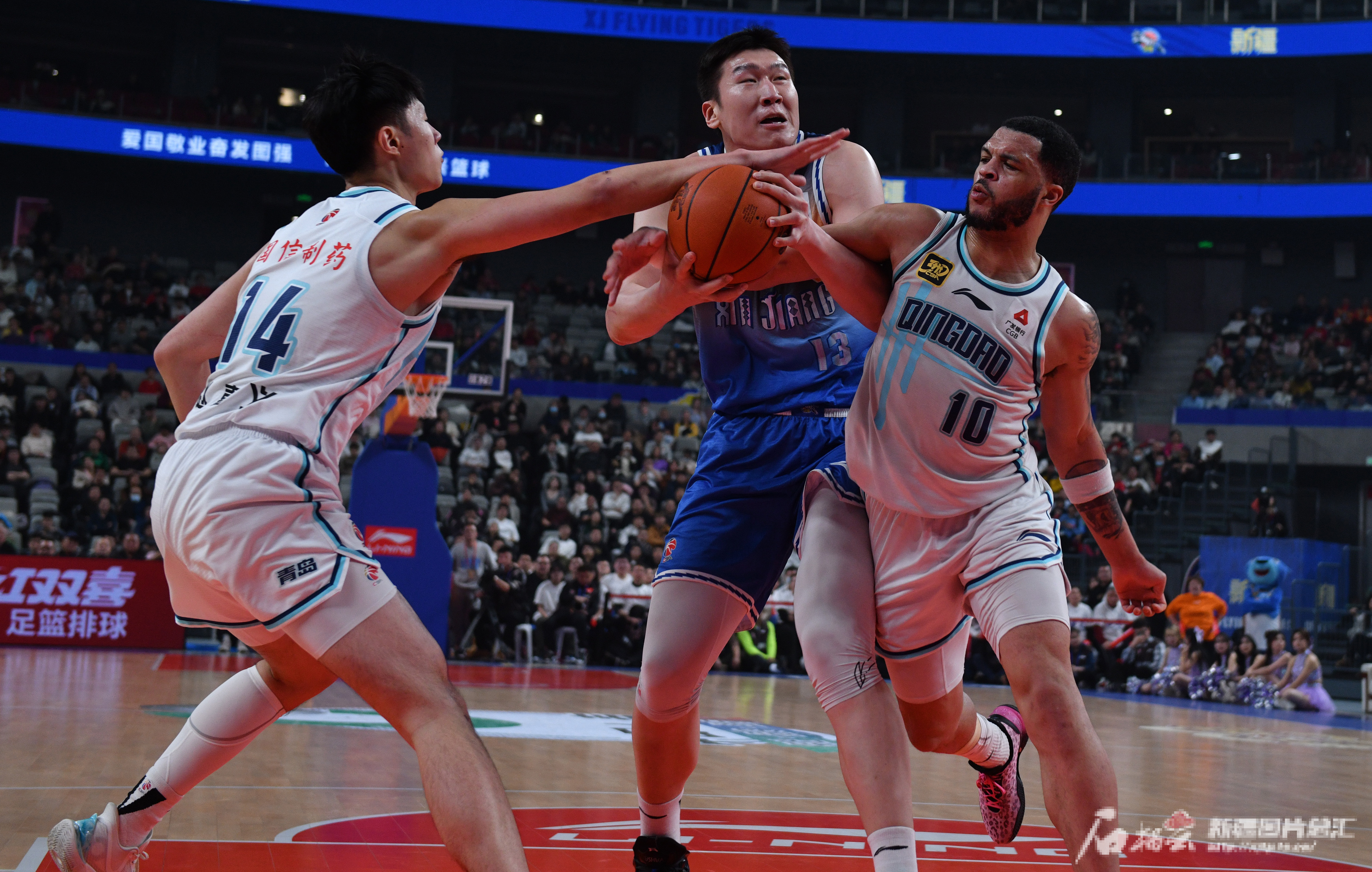 战胜劲敌的球队发挥出色在赛场获胜 战胜劲敌的球队发挥出色在赛场获胜