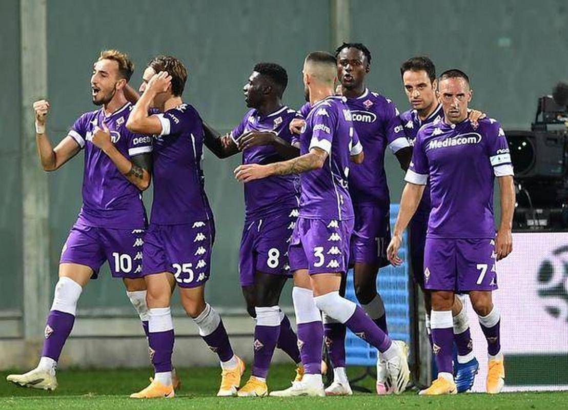 卡利亚里球员遭遇不公待遇，引发球迷抗议