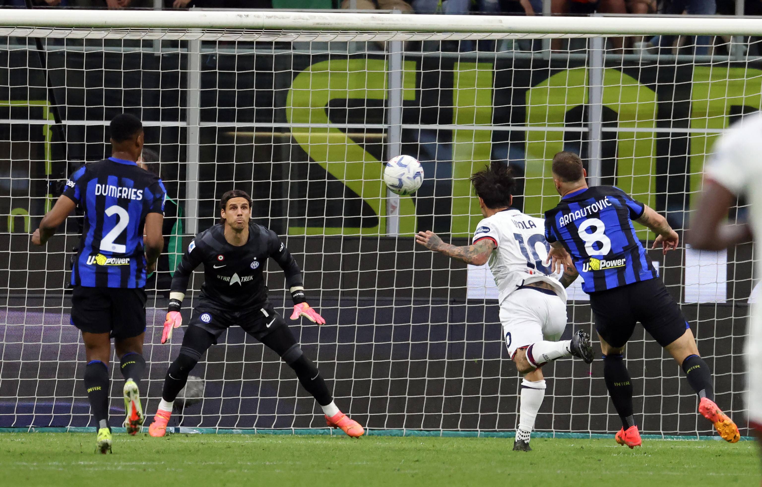 卡利亚里球员遭遇不公待遇，引发球迷抗议