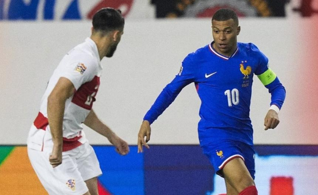 意大利队在欧国联比赛中遭遇惨败,球迷心碎! 意大利队在欧国联比赛中遭遇惨败,球迷心碎!